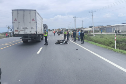 En la calzada quedó la moto en la que se movilizaba Ehitel Misael Cantos Castro.