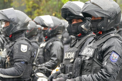 La exposición permanente a la violencia, la muerte y la amenaza tiene consecuencias en la salud mental de los policías de Ecuador, alertan especialistas.