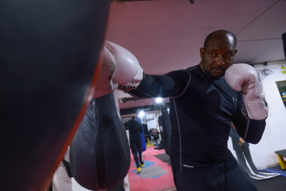 El boxeador ecuatoriano Beber Espinoza prepara el evento en el que colgará definitivamente los guantes.