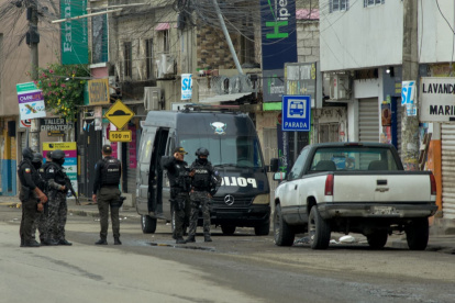 Personal del Grupo de Intervención y Rescate (GIR) revisó esta camioneta por la alerta de bomba.