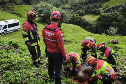 Los bomberos rescataron a dos personas que quedaron atrapadas en el furgón.