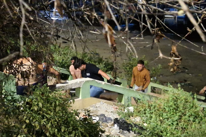 El levantamiento de cadáveres se ha vuelto común en el país. En el malecón de la parroquia Santa Rosa, en Salinas, asesinaron a un hombre apodado El Negro.