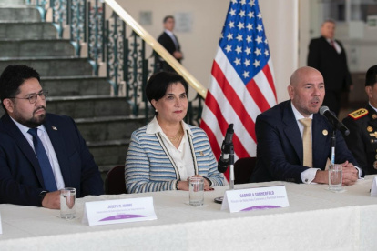 La canciller, Gabriela Sommerfeld, dio detalles de la reunión con Joseph Humire, subsecretario de Defensa de Estados Unidos (i).