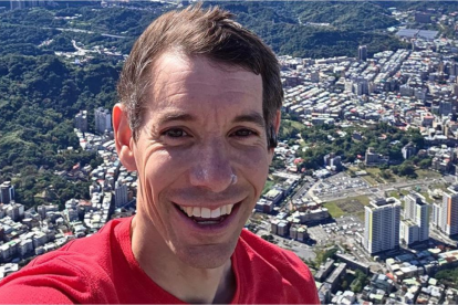 Alex Honnold escala el Taipei 101 únicamente con sus manos.