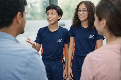 Los adultos transmiten valores y formas de resolver conflictos a través de su comportamiento diario, convirtiéndose en el principal modelo para niños y adolescentes.