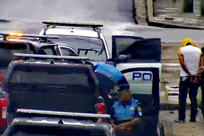 Dos sujetos fueron detenidos en Miraflores por miembros de la Policía Nacional tras la persecución que hicieron agentes de la empresa municipal Segura, desde Urdesa.