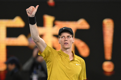 Sinner le remontó 4-6, 6-3, 6-4 y 6-4 al estadounidense Eliot Spizzirri.
