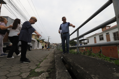 Habitantes de Cumbres Bajas de Los Ceibos y Santa Cecilia señalan los daños que desde hace años se registran en los bordes del canal.