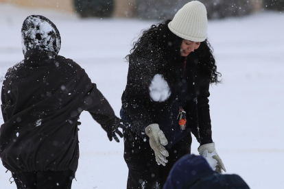 Ciudad Juárez amanece bajo un manto blanco mientras la nieve y el frío extremo, con temperaturas de hasta -6 °C, transforman la frontera norte en un paisaje invernal poco habitual.