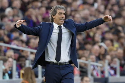 El entrenador del Real Oviedo, Guillermo Almada, durante el partido de LaLiga disputado ente el FC Barcelona.