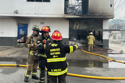 El fuego fue controlado sin que se registraran víctimas, aunque dejó graves daños materiales.