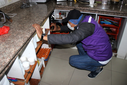 Los inspectores de Arcsa revisan que los restaurantes y otros establecimientos cumplan con las medidas sanitarias adecuadas para sus clientes.