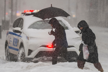 Las autoridades han declarado estado de emergencia en más de veinte estados de EE.UU. tras tormentas de nieve.