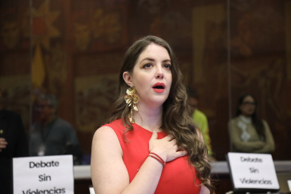 La asambleísta Mónica Palacios acudió la Fiscalía para presentar una noticia criminis.