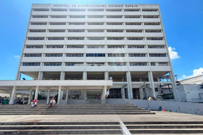 Trabajadores del Hospital Eugenio Espejo denuncian sueldos impagos y falta de limpieza.