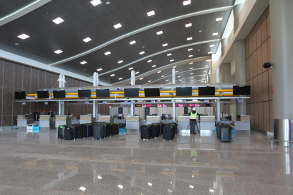 El hombre fue detenido en el área de arribos internacionales del aeropuerto Mariscal Sucre.