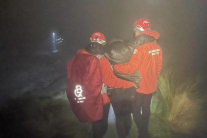 El Cuerpo de Bomberos de Quito realizó un operativo nocturno en el Teleférico para poner a salvo a seis personas expuestas al frío extremo.