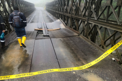 Las láminas de acero del puente sobre el río Marker se dañaron, por lo que el paso vehicular fue suspendido en ese ducto de la vía Quito - Lago Agrio.