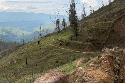 Moradores de San Antonio de las Aradas y del cantón Quilanga recorren un tramo del Qhapaq Ñan, durante actividades comunitarias de conservación del patrimonio ancestral.