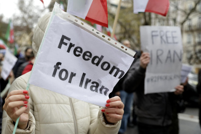 Manifestantes participan en una marcha pacífica en apoyo al pueblo iraní, en Lisboa, Portugal, el 25 de enero de 2026.