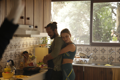 La película toma la crisis de la mediana edad como eje narrativo y la sitúa en el interior de una familia quiteña.