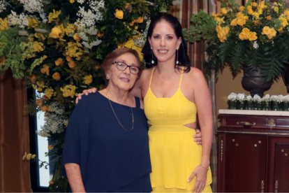 Teresa Nuques de Carrera y Daniela Carrera de Marín.