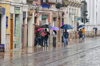 La fuerte lluvia registrada en Cuenca la tarde de este lunes provocó varias emergencias.