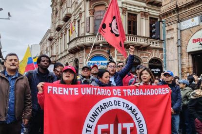 Militantes del FUT marchan para exigir respeto a la vocalía de los asegurados del IESS y rechazar su definición por la vía judicial.