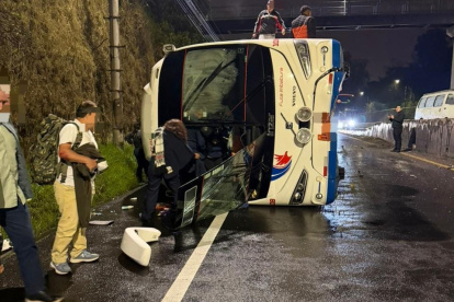 Un volcamiento de un bus interprovincial y otro accidente de tránsito se registraron en la av. Simón Bolívar, este 27 de enero de 2026.