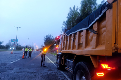Entre el 1 y 26 de enero, la AMT ejecutó controles de tránsito en la Simón Bolívar y Ruta Viva, sancionando a 1.707 vehículos de transporte pesado.