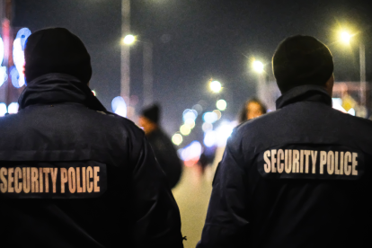 Referencial. Agentes de ICE durante una ronda nocturna en EE. UU., donde ecuatorianos detenidos pueden contactar la línea de emergencia consular para asistencia inmediata.