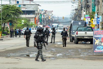 Miembros del Grupo de Intervención y Rescate (GIR), de la Policía Nacional, se movilizaron el 25 de enero de 2026 a la ciudadela El Recreo, en Durán, por una amenaza de bomba, que fue descartada.