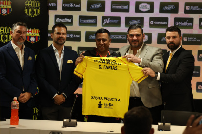 César Farías presentado por la directiva de Barcelona SC.