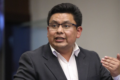 Luis Fernando Molina, asambleísta de la RC, presenta oficialmente el juicio político con 53 firmas de apoyo.