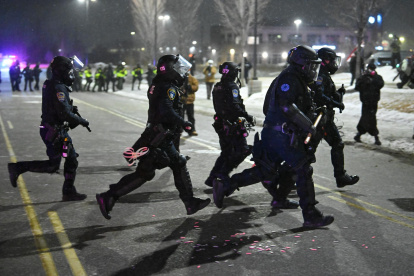 Policías enfrentan manifestantes afuera de un hotel en Minneapolis, Minnesota (EE.UU.).