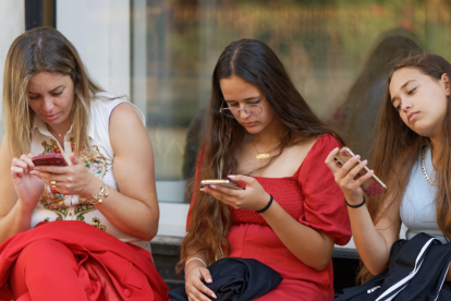 Tres gigantes tecnológicos enfrentan juicio en California por el impacto de sus redes en la salud mental juvenil.
