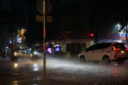 Referencial. Conducir bajo la lluvia en Ecuador exige precaución: el mantenimiento vehicular y la velocidad adecuada son claves para evitar choques.