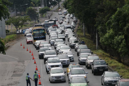 El tránsito en vía a la costa suele estar colapsado.