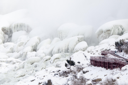 Las Cataratas del Niágara se congelan parcialmente en medio de temperaturas extremas de hasta -30 grados.
