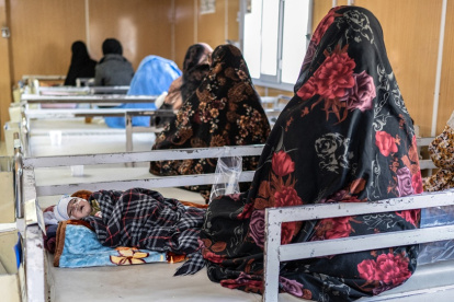 Esta fotografía, tomada el 8 de enero de 2026, muestra a mujeres afganas con sus hijos desnutridos en un hospital de Herat.