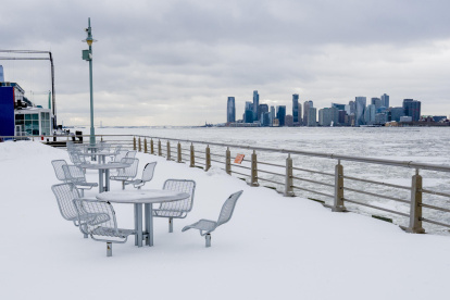 Fotografía donde se observa el río Hudson congelado tras la tormenta invernal en Nueva York (Estados Unidos).