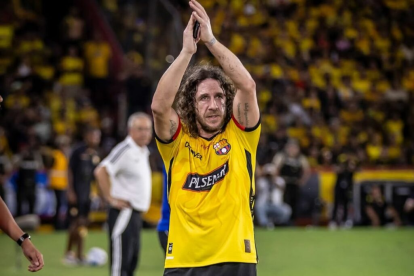 El español Carles Puyol (c) fue el último en visitar el Monumental en una Noche Amarilla.
