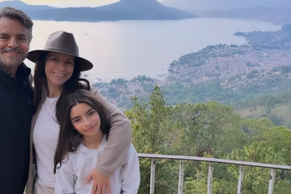 Alessandra Rossaldo con su esposo y su hija.