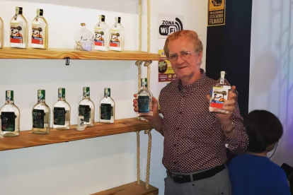 El creador de Pedrito Coco sostiene en sus manos a su célebre creación junto a uno de sus derivados: el Pedrito Seco