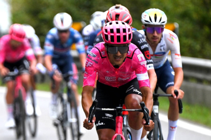 El ciclista Richard Carapaz suspendió el inicio de la temporada 2026.