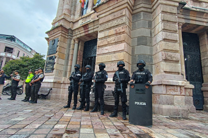 La policía resguarda las instalaciones de la Escuela de la función Judicial tras amenaza de explosivos.