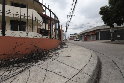 Al igual que en toda la ciudad, hay sectores de Urdesa donde los cables contaminan e incomodan. El soterramiento será solo en Urdesa central.