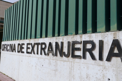 Exterior de la Oficina de Extranjería en España, donde se gestionan trámites migratorios