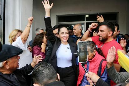 Asambleístas y militantes de la Revolución Ciudadana se concentraron en la sede política del movimiento en Quito.