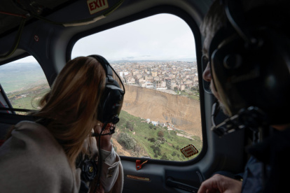 La primera ministra italiana, Giorgia Meloni, sobrevuela este miércoles, 28 de enero de 2026, el pueblo siciliano de Niscemi, en el sur del país.